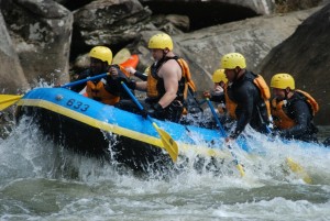 whitewater-rafting-race-618753_1280-1024x685